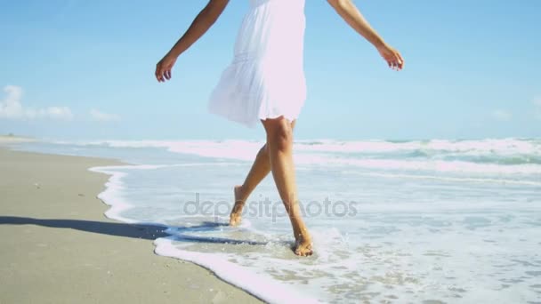 Passeggiata femminile a piedi nudi sulla spiaggia — Video Stock