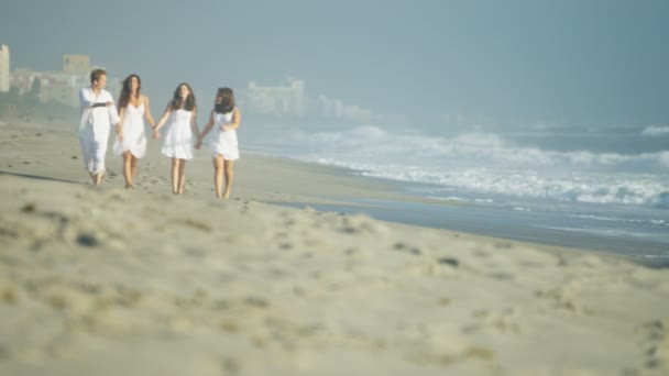 Familia caminando en la playa — Vídeos de Stock