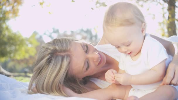 Mãe beijando seu bebê jovem menina — Vídeo de Stock