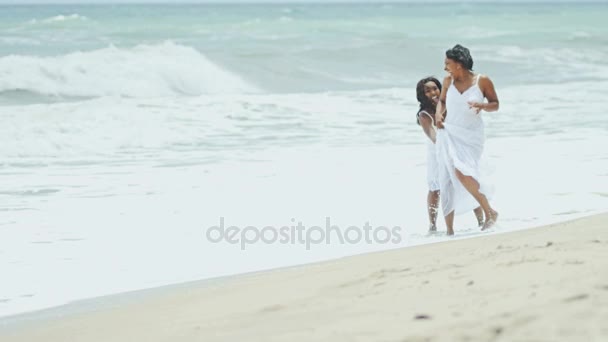 Moeder en dochter hebben plezier op het strand — Stockvideo