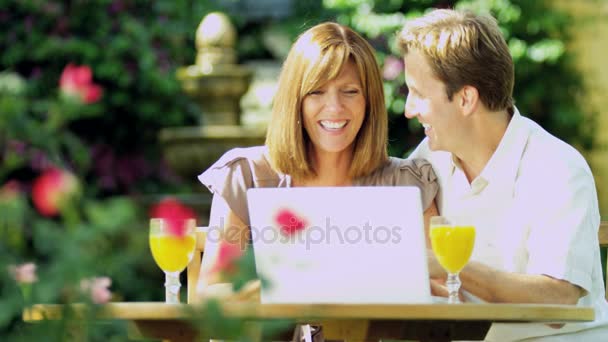 Планирование семейного отдыха на ноутбуке — стоковое видео