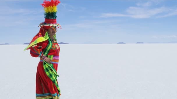 Inhemska kvinna i traditionell dräkt — Stockvideo