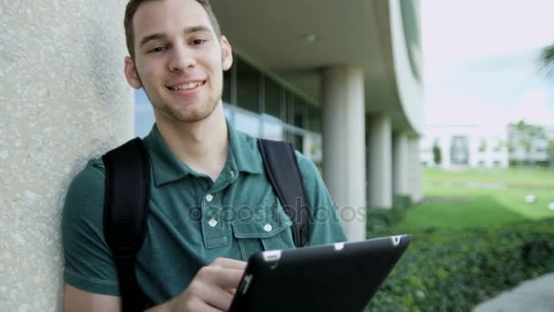 Student hält drahtloses Tablet in der Hand — Stockvideo