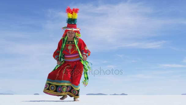 Dança boliviana interpretada por uma mulher indígena — Vídeo de Stock