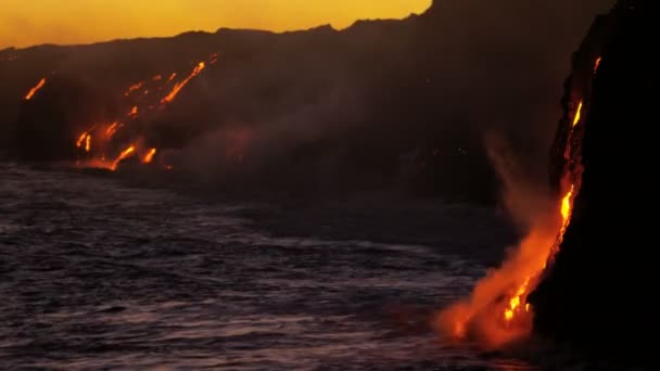 Lava caindo no oceano — Vídeo de Stock