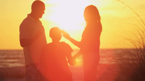 Οικογένεια γιορτάζει ηλιοβασίλεμα — Αρχείο Βίντεο