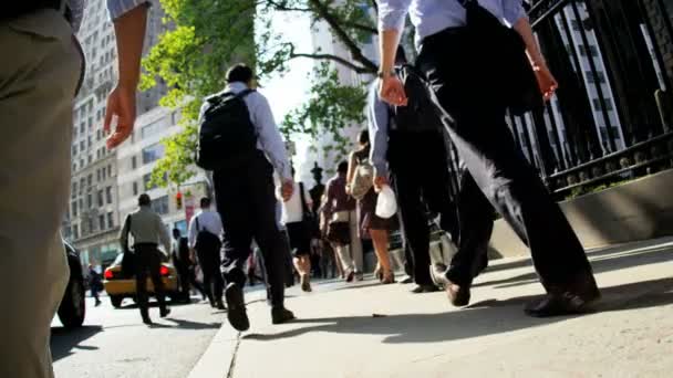 Люди идут на работу пешком — стоковое видео