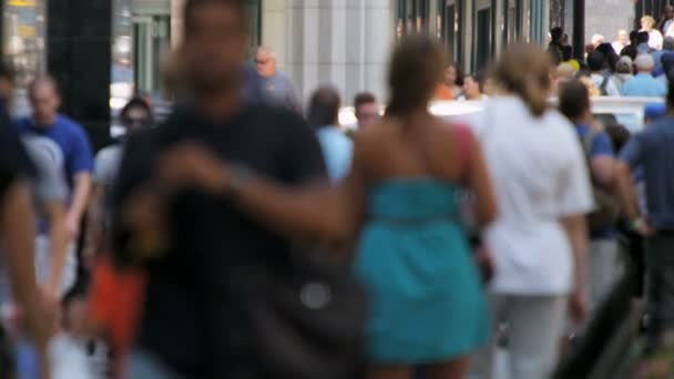 Туристы прогуливаются по оживленным улицам — стоковое видео