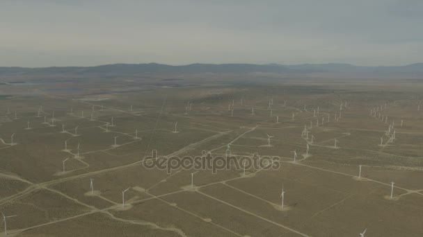 Parque eólico con turbinas eólicas — Vídeos de Stock