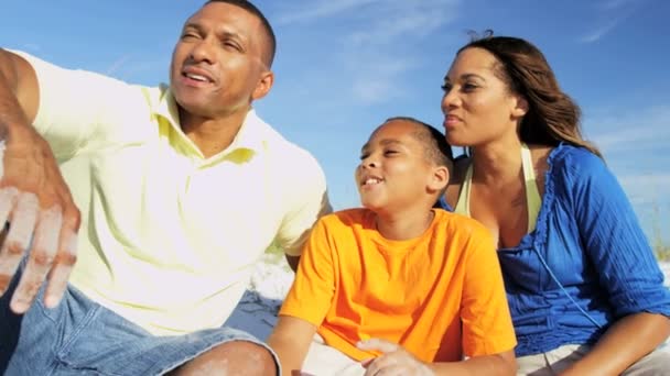 Rodina na dovolenou na pláži — Stock video