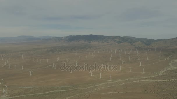 Ветряная ферма с ветряными турбинами — стоковое видео