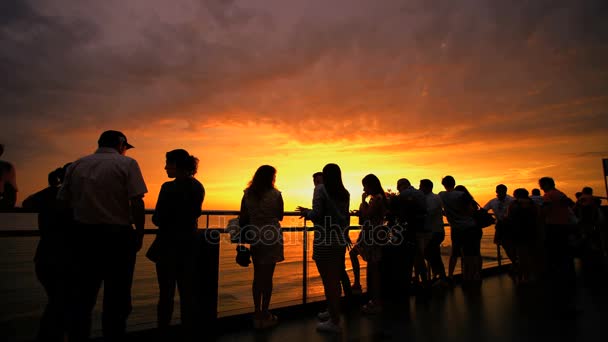 Touristes se détendre sur le front de mer au crépuscule — Video