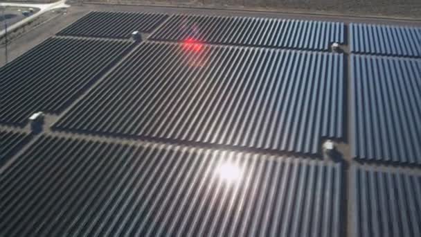 砂漠の太陽エネルギーの生産のヘリオスタット — ストック動画