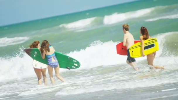 Família caminhando nas ondas de verão — Vídeo de Stock