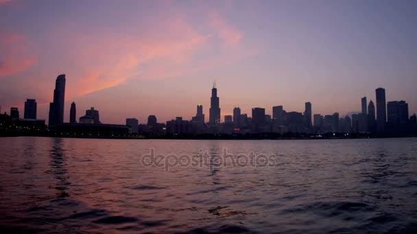 Skyline zachód słońca nad jeziorem Michigan — Wideo stockowe