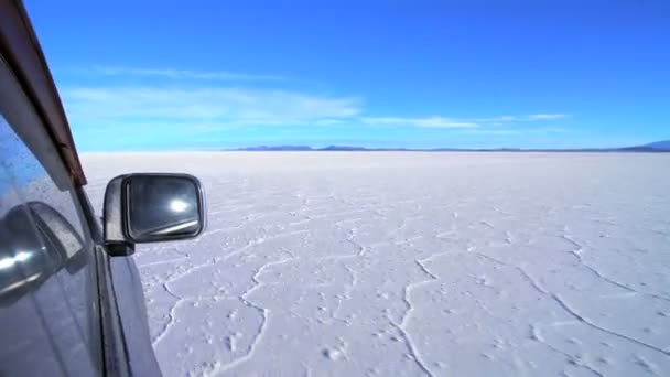 Transporte de viajeros por Salar de Uyuni — Vídeo de stock