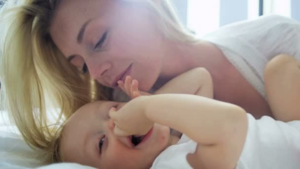 Mãe beijando bebê menino — Vídeo de Stock