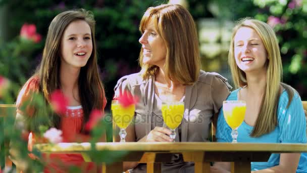 Mãe e filhas desfrutando de suco — Vídeo de Stock