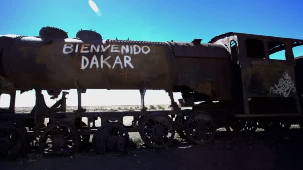 Bolivianischer Eisenbahnfriedhof bei Salar de uyuni — Stockvideo