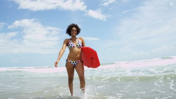 Kvinna med bodyboard på stranden — Stockvideo