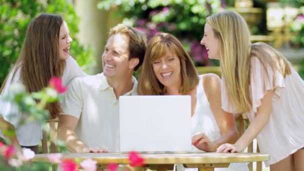 Familia usando wifi en el portátil — Vídeo de stock