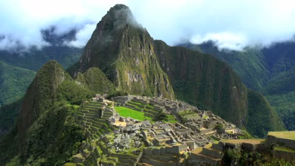 Мачу-Пикчу в окружении горных пиков — стоковое видео
