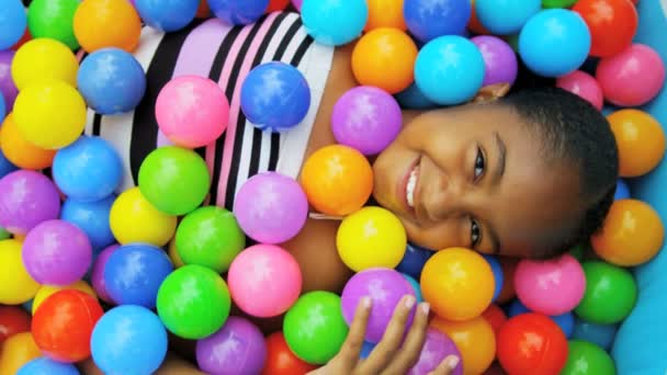 Menina se divertindo jogando na piscina de bola — Vídeo de Stock