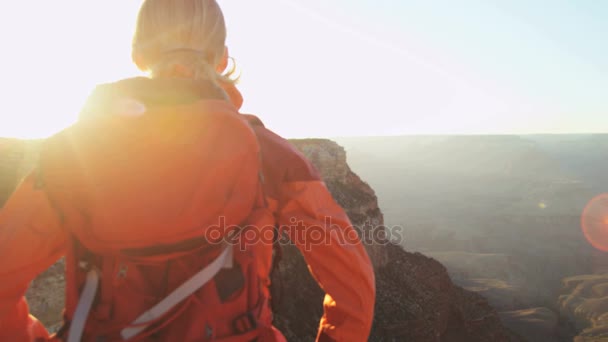 Γυναίκα βλέποντας τον ήλιο να δύει πάνω από τα φαράγγια — Αρχείο Βίντεο