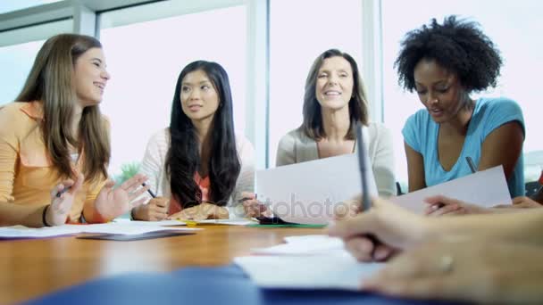 Teenagers sitting around table — Stock Video