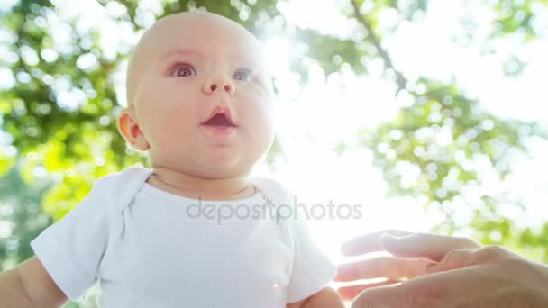 Baby sitting à l'extérieur — Video