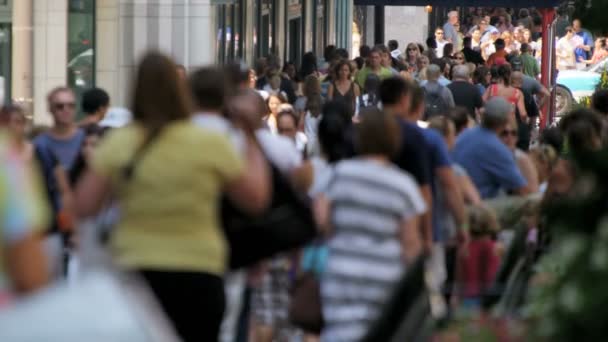 Persone che camminano per strade trafficate — Video Stock