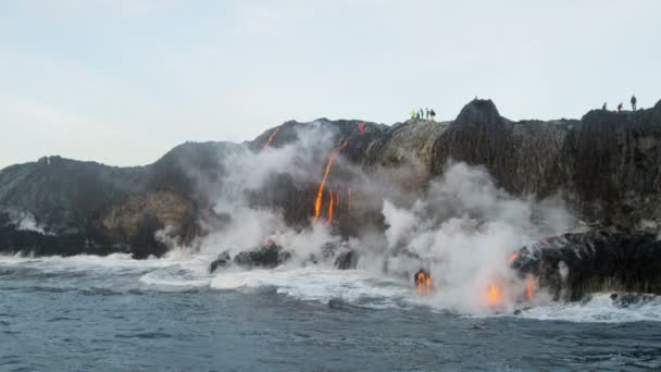 Lava gieten in de Stille Oceaan — Stockvideo