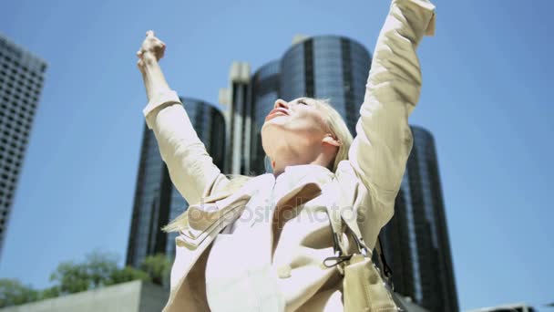 Celebrazione del successo sul posto di lavoro da parte di una donna d'affari — Video Stock