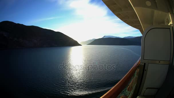 Круизное судно с балкона норвежских фьордов — стоковое видео