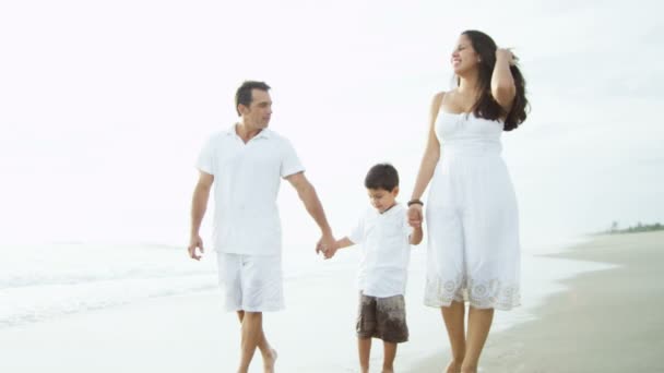 Pais andando ao longo da praia com a criança — Vídeo de Stock
