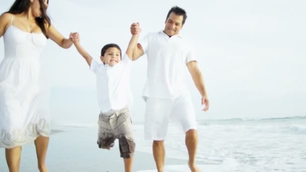 Padres junto al océano con hijos — Vídeo de stock