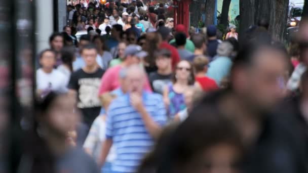 Tourists walking on busy streets — Stock Video