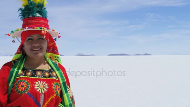Боливийская женщина на минеральных соляных равнинах — стоковое видео