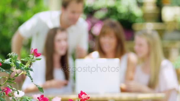 Семья, использующая Wi-Fi на ноутбуке — стоковое видео