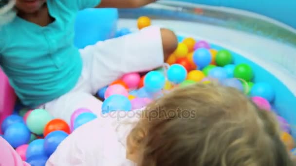Menina jogando com amigos piscina de inball — Vídeo de Stock