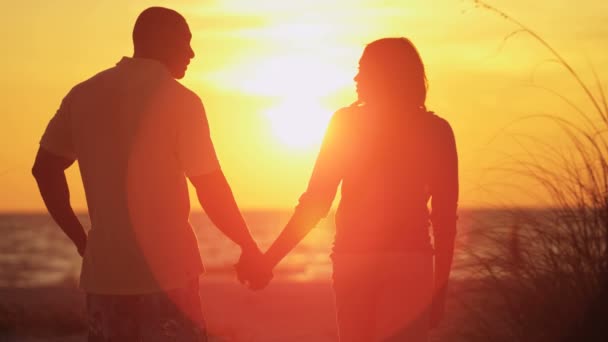 Couple profitant du coucher du soleil — Video
