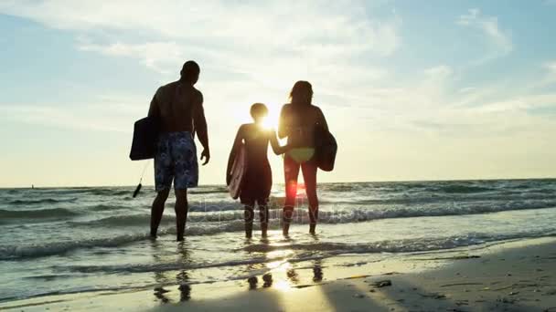 Parents and son relaxing with body boards — Stock Video