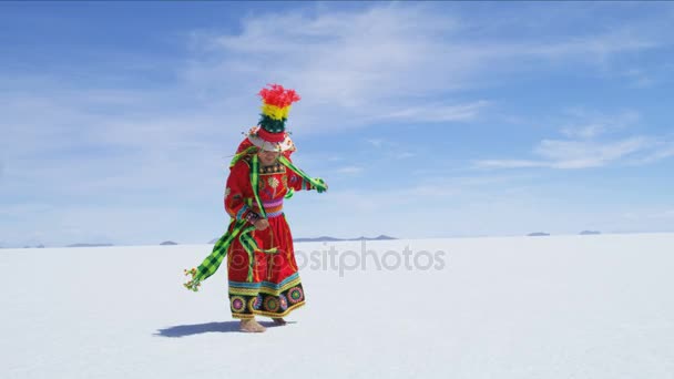 Indianerin tanzt auf dem Salar de uyuni — Stockvideo