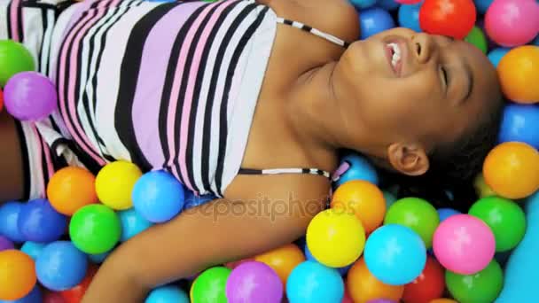 Chica divirtiéndose jugando en piscina de pelota — Vídeo de stock