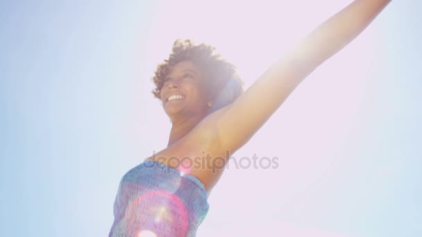 Mujer divirtiéndose en la playa — Vídeos de Stock