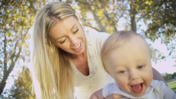 Mamma studsar hennes unga pojke — Stockvideo