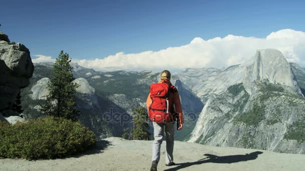 Yosemite Milli Parkı ile ilgilenen uzun yürüyüşe çıkan kimse — Stok video