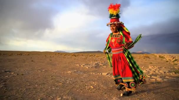 Žena na poušti Altiplano — Stock video