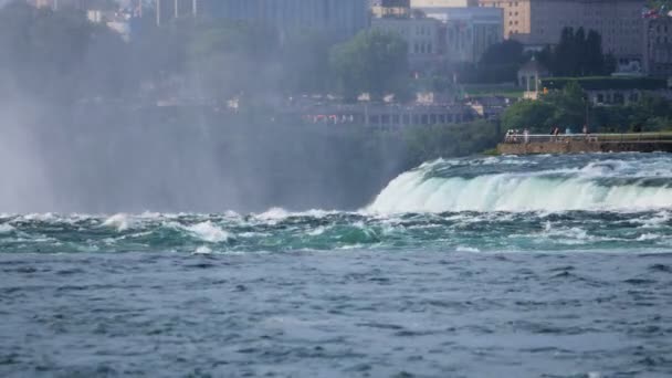 Turistas em férias vendo Niagara Falls — Vídeo de Stock