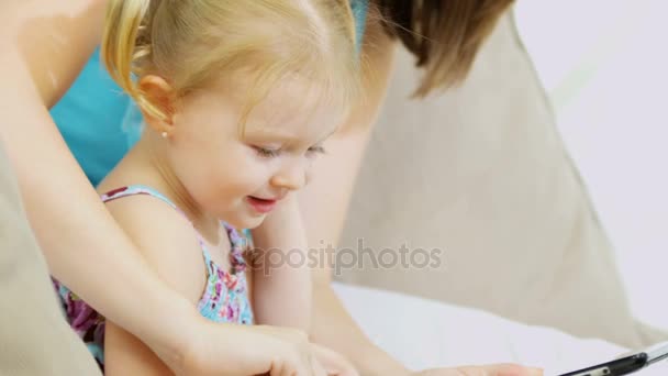 Девушка играет в игру тачскрин — стоковое видео